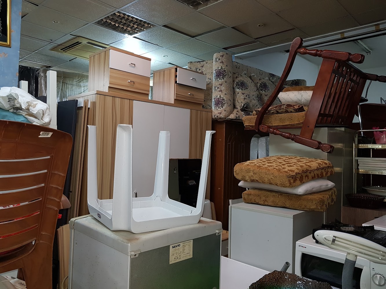 AL SHAKER USED FURNITURE TR.EXHB /الشاكر اثاث المستعمل - Al Qasimia - Al Nud - Sharjah